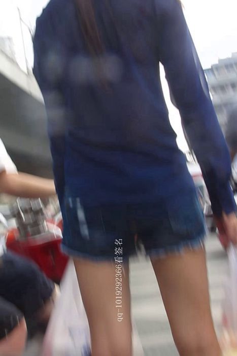[大忽悠买丝袜街拍视频]ID0202 2012 8.19【街拍】让透视装奶罩露出来骚妇穿丝袜真想把衣服扒了