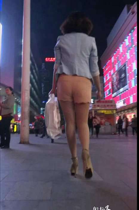 街拍视频00035诱人的翘臀少妇穿着热裤臀部很翘很
